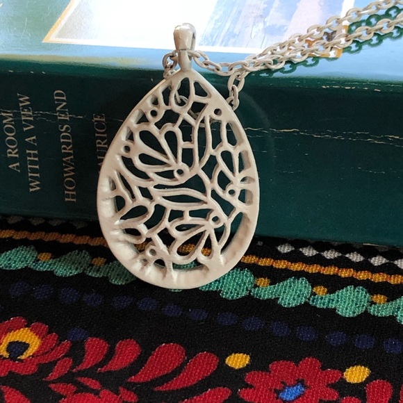 White metal open work pendant necklace - Picture 2 of 5